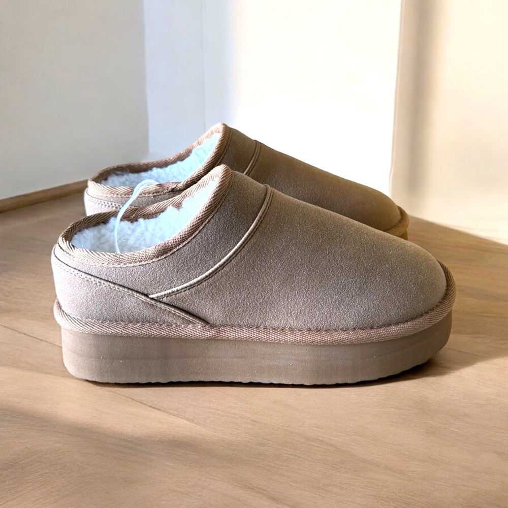 American Eagle Outfitters tan slip-on sherpa-lined slippers